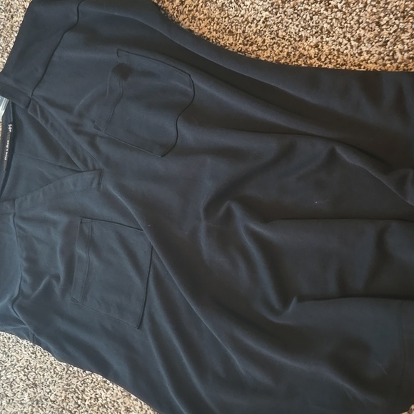 Black V-Neck Top with Pockets - Picture 4 of 4